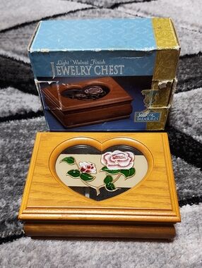 VINTAGE CLASSIC TREASURES WOODEN WALNUT HEART-SHAPED FAUX STAINED ROSES JEWELRY